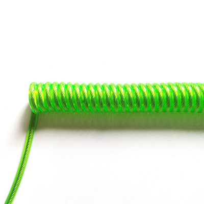 旋回装置のホックが付いている明確な緑の巻き毛のプラスチック コイルの締縄各端